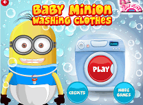 Bebelusul Minion Spala Rufele