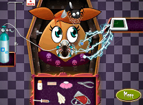 Fetita Pou de Halloween